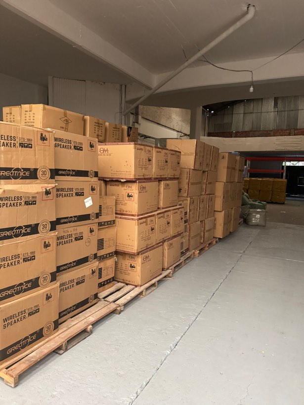 Pallets con cajas de mercadería en el depósito